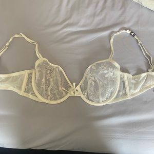 VS WHITE LACE BRA non padded with tags
